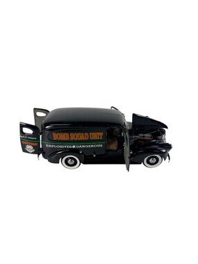 Danbury Mint 1940 Chevy Bomb Squad Unit 1:24 Diecast Police Panel Van Truck